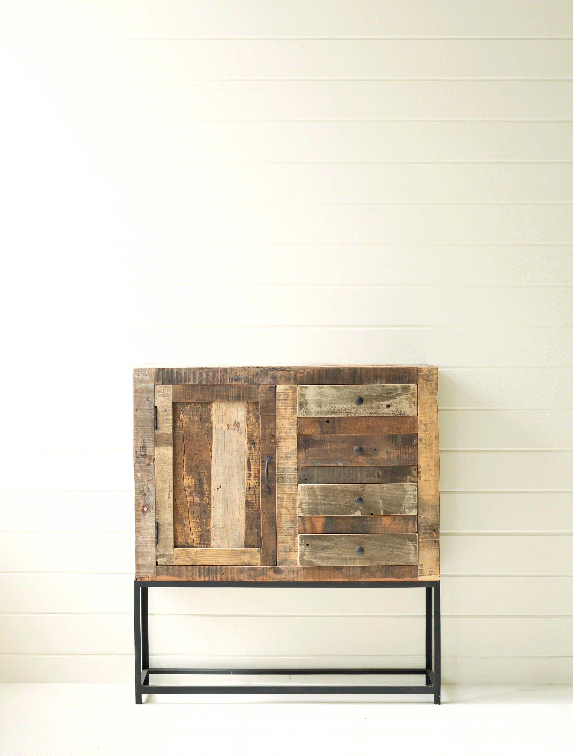 Video layering brick molds on the wall with merchandising